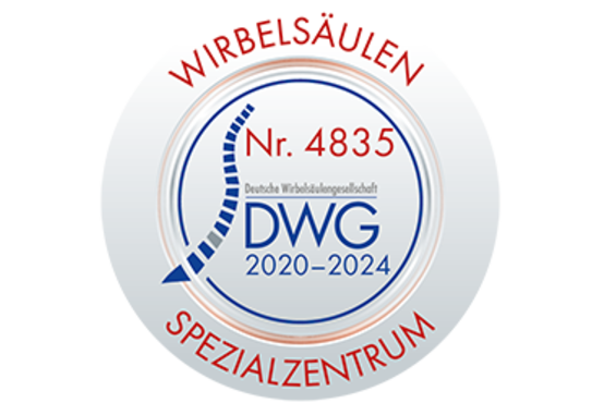 Rundes Qualitätssiegel „Wirbelsäulen Spezialzentrum“ mit DWG-Logo, Zertifizierungsnummer 4835 und stilisiertem blauen Rückgrat