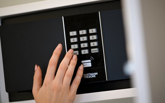 Hand bedient elektronischen Safe mit Zahlencode im Klinik-Zimmer, sicherer Aufbewahrungsort für Wertsachen, moderne Komfortausstattung