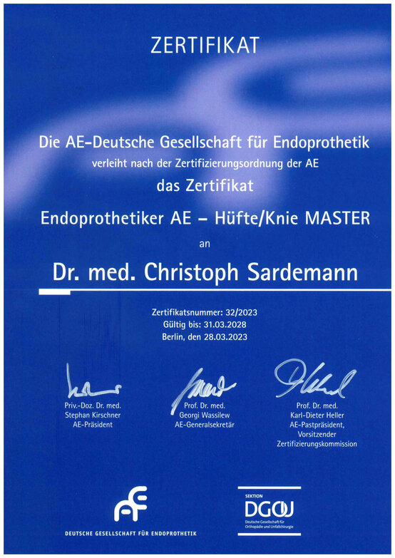Zertifikat „Endoprothetiker AE – Hüfte/Knie MASTER“ für Dr. Christoph Sardemann, gültig bis 2028, AE- und DGOJ-Logo