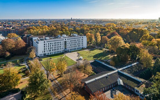 Luftaufnahme der Schön Klinik Hamburg Eilbek im Herbst