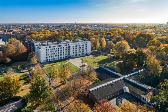 Luftaufnahme der Schön Klinik Hamburg Eilbek im Herbst