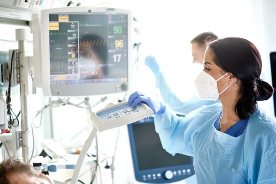 Pflegekraft bedient Überwachungsmonitor auf neurologischer Intensivstation im Krankenhaus