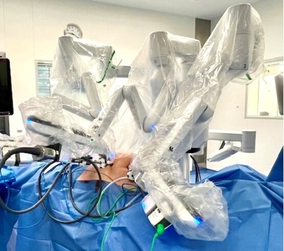  DaVinci-Operationssystem, roboterassistierte minimal-invasive Hernienoperation im Operationssaal.