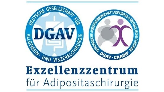 Zertifikat „Exzellenzzentrum für Adipositaschirurgie“ mit DGAV- und CAADIP-Logo, blaue und lilafarbene Akzente