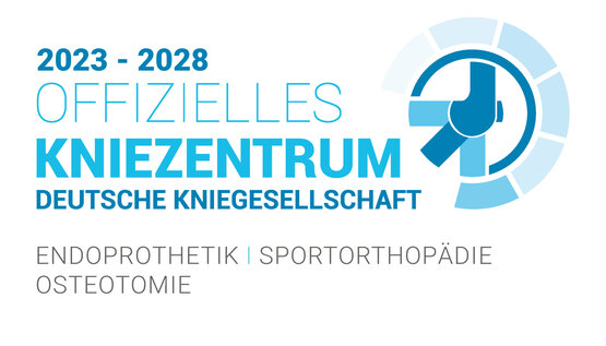 Logo „Offizielles Kniezentrum 2023–2028“ der Deutschen Kniegesellschaft mit blauem Gelenk-Signet und Text „Endoprothetik, Sportorthopädie, Osteotomie“
