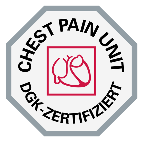 Achteckiges Siegel „CHEST PAIN UNIT DGK-zertifiziert“ mit rotem Herzsymbol auf weißem Hintergrund