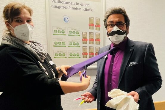 Zwei Mitarbeitende der Schön Klinik Lorsch, einer mit Kostüm an Weiberfastnacht