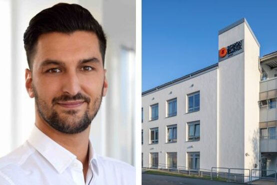 Portrait eines Mannes im weißen Hemd neben Schön Klinik Lorsch mit weißer Fassade und blauem Himmel