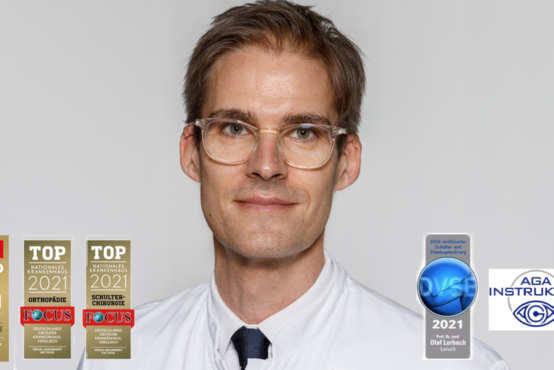 Porträt von Prof. Dr. Olaf Lorbach, links und rechts mehrere Auszeichnungen und Siegel