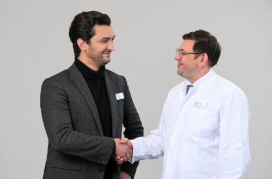 Martin Wiesel gratuliert Dr. Bratu zum Meilenstein von 100 Endoprothesen – Schön Klinik Lorsch