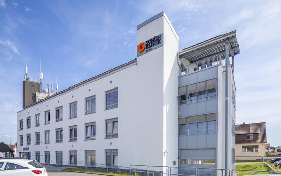 Außenansicht der Schön Klinik Lorsch mit modernem, weißem Gebäude