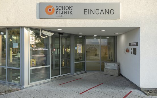 Haupteingang der Schön Klinik Lorsch mit automatischer Glastür und großem Schild „Eingang“
