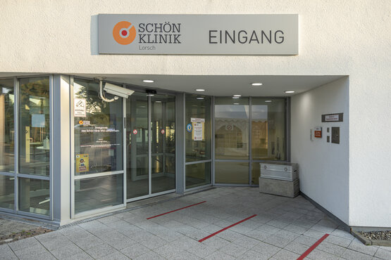 Haupteingang der Schön Klinik Lorsch mit automatischer Glastür und großem Schild „Eingang“
