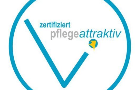 Rundes Siegel „zertifiziert Pflege attraktiv“ in Türkis und Weiß mit Stern, Auszeichnung für attraktive Arbeitgeber in der Pflege