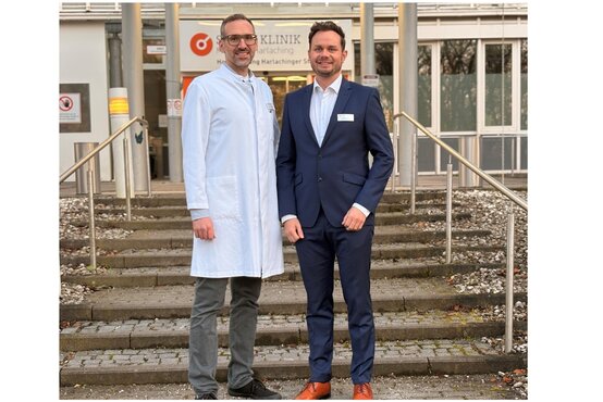Zwei Männer vor dem Klinikeingang der Schön Klinik München Harlaching