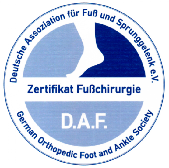 Rundes Siegel „Zertifikat Fußchirurgie“ der Deutschen Assoziation für Fuß und Sprunggelenk mit stilisiertem Fuß und D.A.F.-Schriftzug