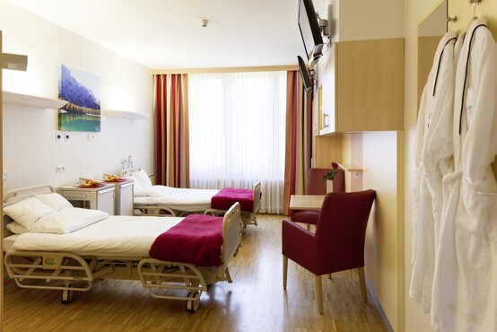 Modernes, helles Patientenzimmer der Privatklinik in der Schön Klinik München Harlaching
