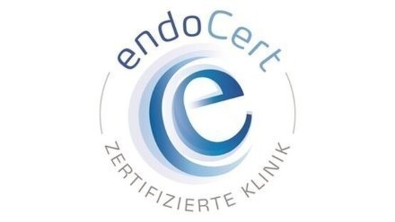 Logo mit großem, stilisiertem blauem „e“ in Kreisform, darüber „endoCert“, darunter „ZERTIFIZIERTE KLINIK“, weißer Hintergrund