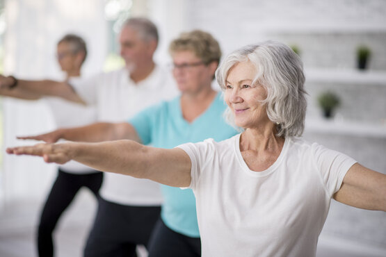 Mehrere Patienten machen Tai-Chi-Übung im Therapieraum