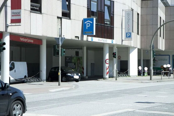 Gebäudekomplex mit Hamburger Sparkasse, Parkhaus „sportspoq“ und Einfahrt mit 1,9 m Höhenbegrenzung in Hamburg Billstedt.