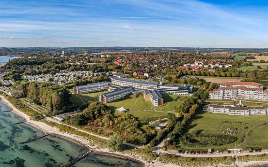 Luftaufnahme der Schön Klinik Neustadt mit modernen Gebäudekomplexen am Strand