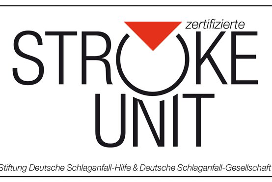 Logo „zertifizierte STROKE UNIT“ mit rotem Dreieck, Stiftung Deutsche Schlaganfall-Hilfe & Schlaganfall-Gesellschaft