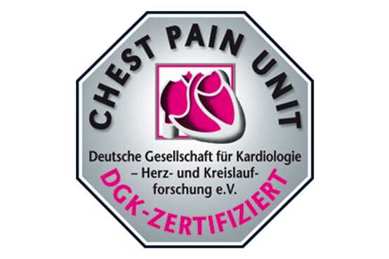 Achteckiges Siegel mit Herzsymbol, Text „CHEST PAIN UNIT“, „DGK-ZERTIFIZIERT“, Deutsche Gesellschaft für Kardiologie