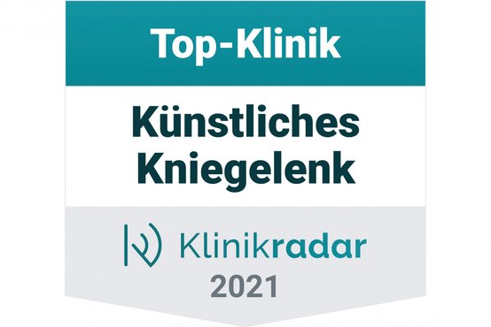 Grafisches Siegel „Top-Klinik Künstliches Kniegelenk 2021“ von Klinikradar in Türkis und Weiß