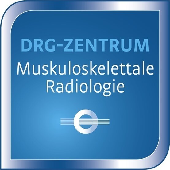 Quadratisches blaues Logo, Text „DRG-ZENTRUM Muskuloskelettale Radiologie“ und weißem Kreis mit drei Linien