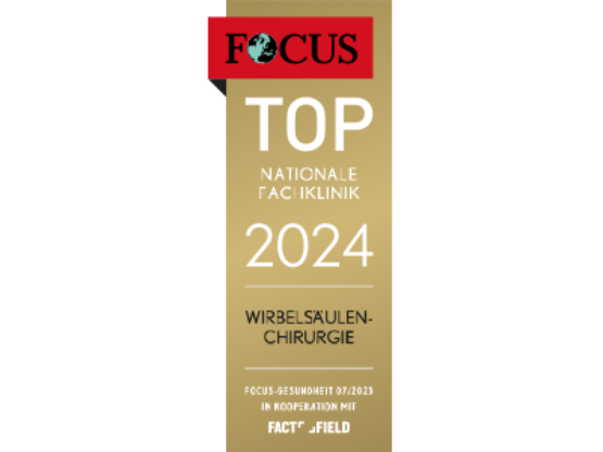 Goldenes Siegel mit rotem Balken „FOCUS“, Text „TOP NATIONALE FACHKLINIK 2024 Wirbelsäulenchirurgie“