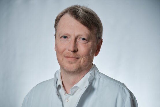 Porträt von Dr. Henning Schiller Sektionsleiter Onkologie in der Schön Klinik Rendsburg