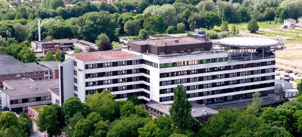 Luftaufnahme der Schön Klinik Rendsburg in grüner Umgebung
