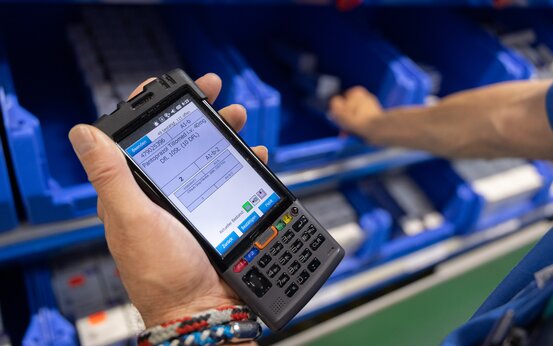 Automatisierte Medikamentensortierung in moderner Apotheke mit präziser Technik und sicherer Lagerung.