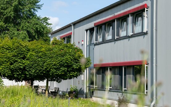 Außenansicht der REN Apotheke mit Eingangsbereich und Schaufenstern, modernes Apothekengebäude in zentraler Lage