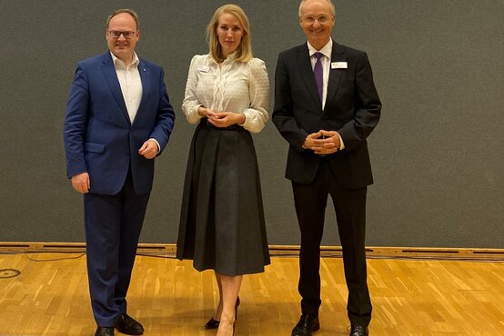 Andreas Friedrich, Dr. Sophie Giessner und Prof. Ulrich Voderholzer stehen nebeneinander, freundlich in die Kamera blickend