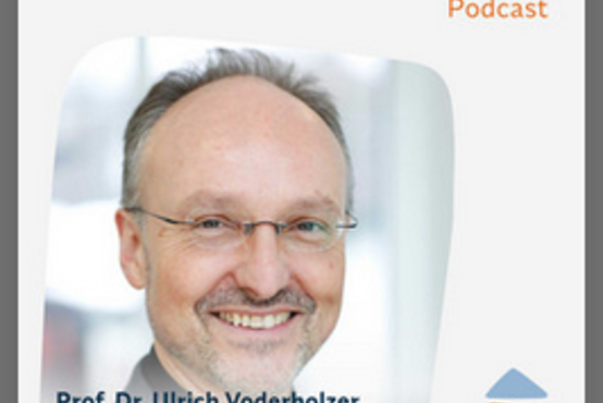 Porträtfoto von Prof. Dr. Ulrich Voderholzer, lächelnder Mann mit Brille, „Goldkind Podcast“-Schriftzug, Schön Klinik Roseneck