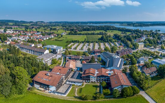 Luftaufnahme der Schön Klinik Roseneck am Chiemsee mit umliegender Natur und Klinikgebäuden