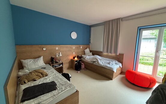 Helles Doppelzimmer mit zwei Einzelbetten