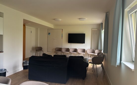Heller Raum mit Stühlen und Sofa
