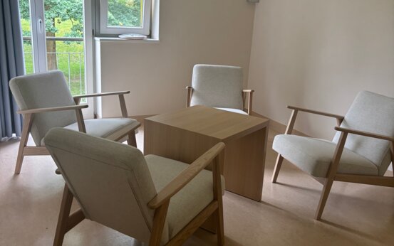 Gesprächszimmer mit vier Stühlen und kleinem Tisch
