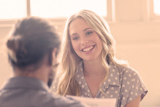 Therapeut im Gespräch mit einer Patientin während einer psychosomatischen Beratung