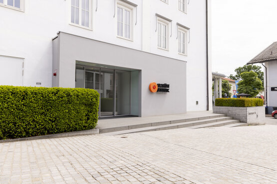 Eingangsbereich der Schön Klinik Roseneck Psychosomatischen Tagesklinik Prien