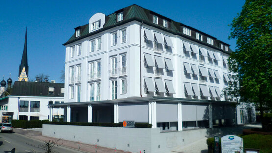 Außenansicht der Schön Klinik Tagesklinik Prien am Chiemsee bei sonnigem Wetter