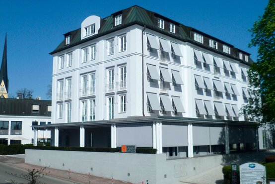 Außenansicht der Schön Klinik Tagesklinik Prien am Chiemsee bei sonnigem Wetter