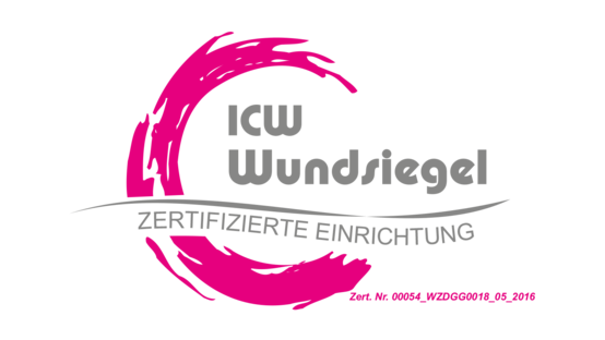 Logo des ICW Wundsiegels für zertifizierte Einrichtung mit magentafarbenem Pinselkreis, grauem Schriftzug „ICW Wundsiegel“, „ZERTIFIZIERTE EINRICHTUNG“