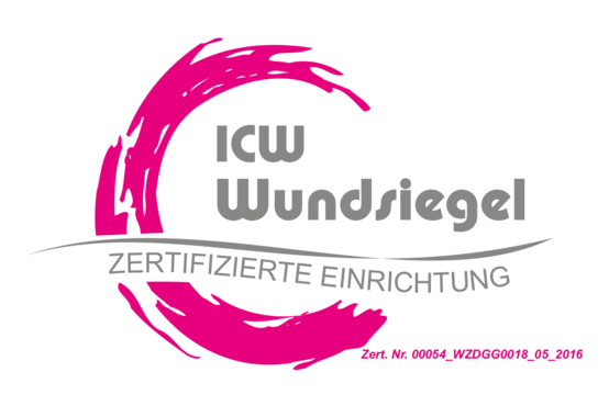 Logo des ICW Wundsiegels für zertifizierte Einrichtung mit magentafarbenem Pinselkreis, grauem Schriftzug „ICW Wundsiegel“, „ZERTIFIZIERTE EINRICHTUNG“
