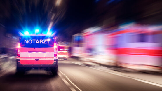 notarzteinsatz-bei-nacht notarzteinsatz-bei-nacht-autofahrt-mit-blaulicht