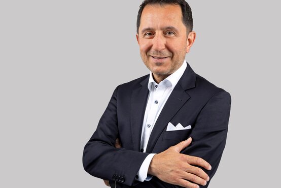 Porträtfoto von Dr. Osman Mersinli