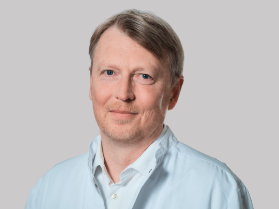 Dr. Henning Schiller