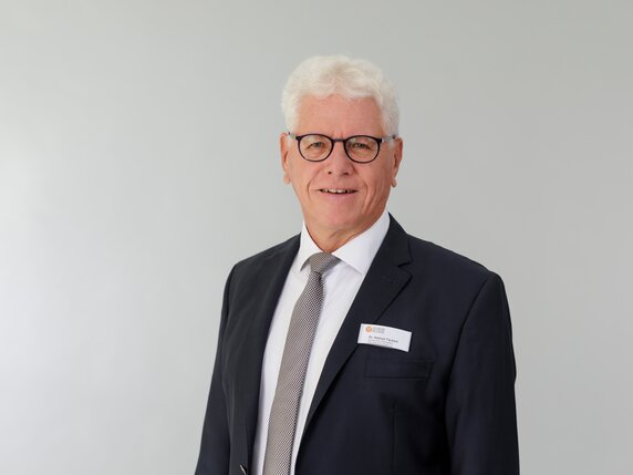 Dr. Helmut Tüchert